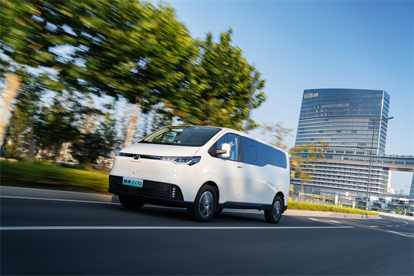 尊龙凯时大通MAXUS轻客家族“三电齐发”，大拿M1携手2025款新途EV70、新途EV90上市发布